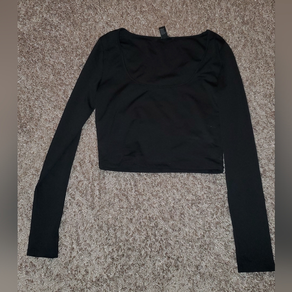 Forever 21 Black Cropped Long Sleeve Size Medium